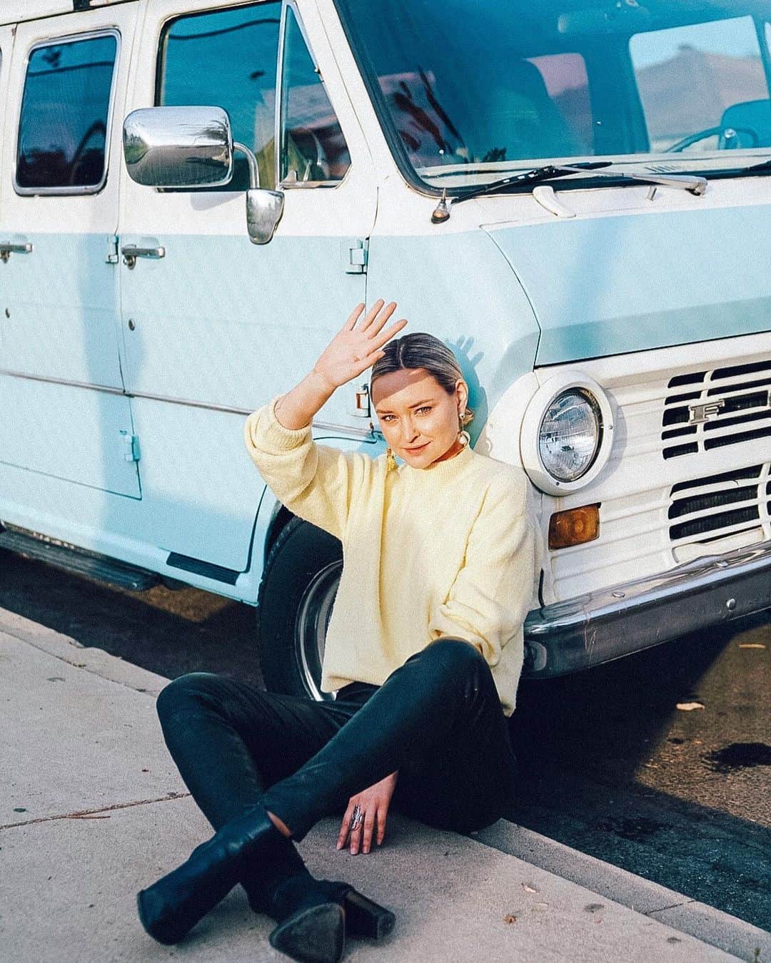 リズ・チェルカソワのインスタグラム：「Instagram isn’t reality and my reality is that my 13 year relationship has ended and for the last few months I’ve been picking up the pieces. I’ve debated on whether I was going to mention this, but I’m sick of hiding behind a screen. So there you go. I’ve been nursing a broken heart and just trying to get through. And every day it gets easier and easier. The heart heals faster than you think.」