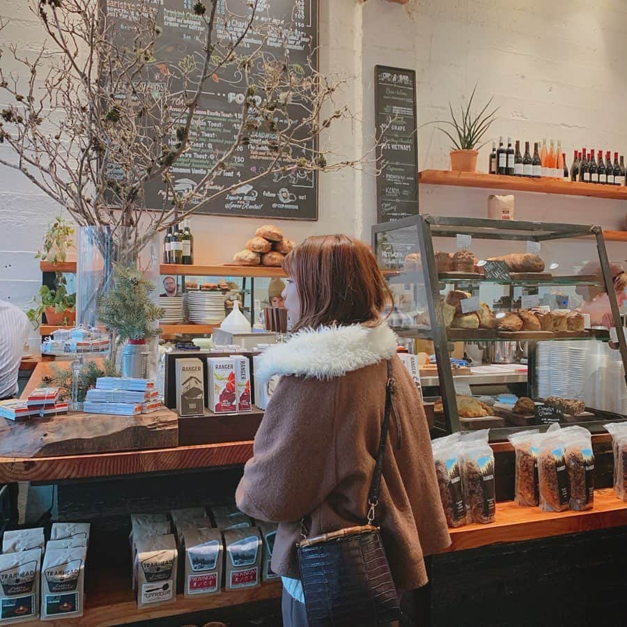 渡辺楓のインスタグラム：「ポートランドのカフェがとっても可愛かった☕️💐 #usa #Portland #Oregon #cafe #cafestagram  #アメリカ #ポートランド #ポートランドカフェ #カフェ」