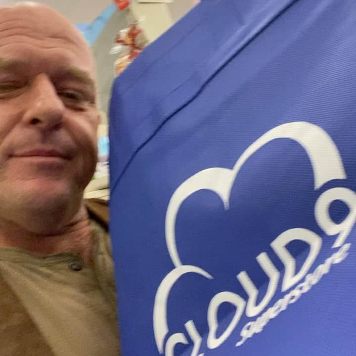 ディーン・ノリスのインスタグラム：「Shopping at Cloud 9 Superstore! But can’t find the @schraderbrau_bb !! @nbcsuperstore」