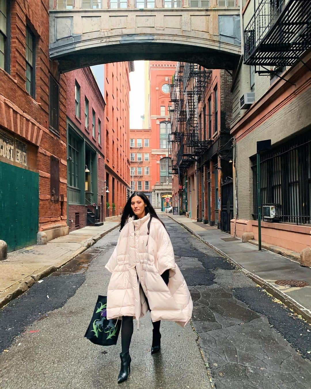 シンシア ローリーさんのインスタグラム写真 - (シンシア ローリーInstagram)「Pale Pink Fluffy Puffer(say that ten times fast) . . . . . . . . #streetstyle #nyc #pufferseason #skybridge #cynthiarowley @taylorkirizzary」11月19日 5時43分 - cynthiarowley