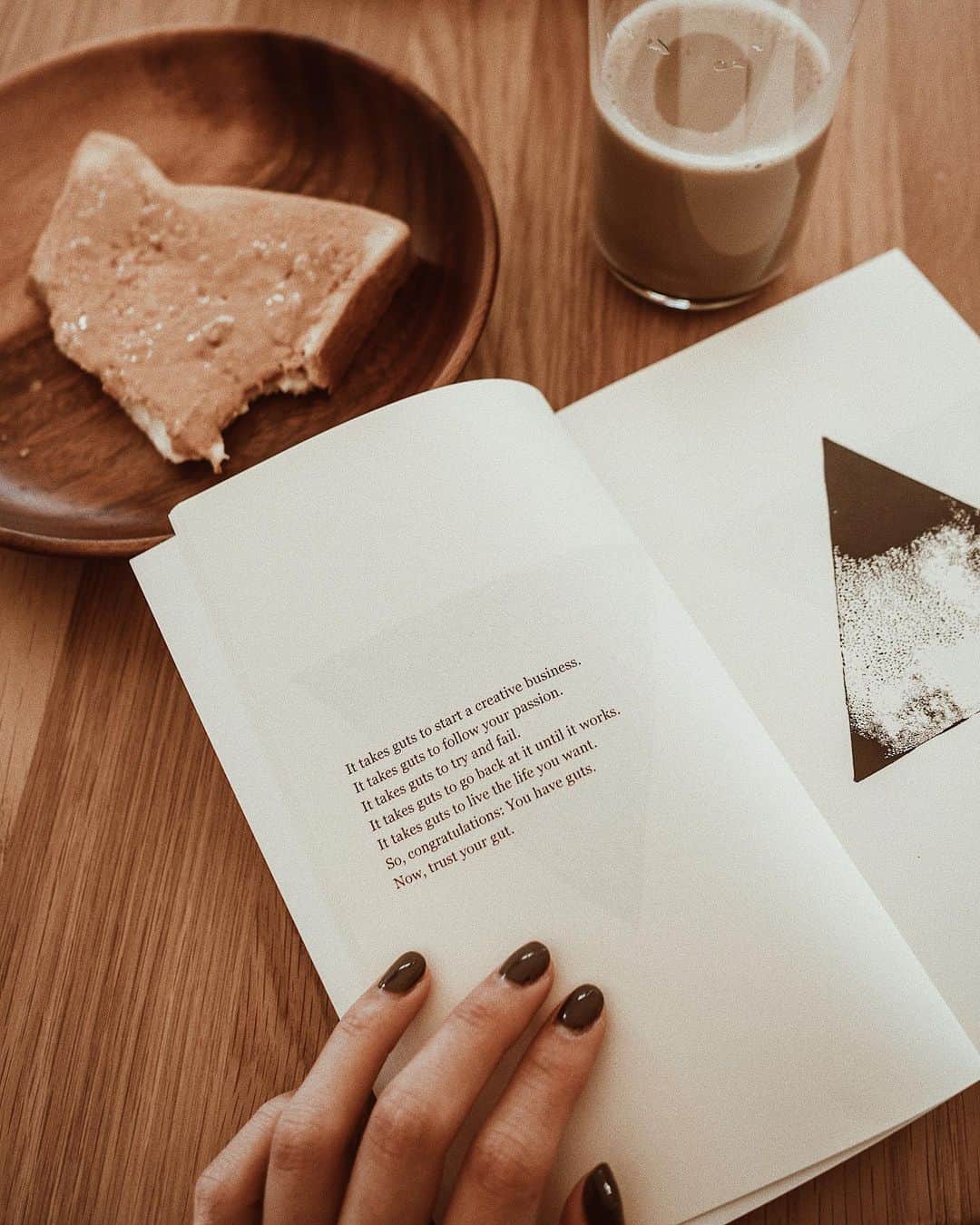 W E Y L I Eのインスタグラム：「A little morning meditation 💭 I’ve been practicing a more mindful morning routine. I do not check my phone until it’s time to start my work day. Instead...I light a candle, play a soft k-indie playlist & read while I have breakfast. I used to think this type of morning was not for someone like me because I’m too busy from the moment I wake up. But I set my alarm to wake up earlier now and I shifted my mindset. Obviously some days are more hectic than others, but practicing a more mindful morning routine as much as I can really preps me to have a more positive day. Let’s keep this positivity going- tell me something you practice in the morning to start your day? 💕」