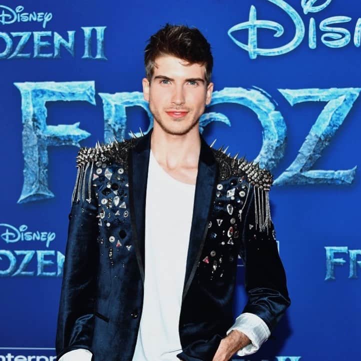 ジョーイ・グレーセッファのインスタグラム：「You know Elsa, you know Anna, meet Edvin, their gay brother from Antarctica who’s obsessed with sequins. 🌬❄️☃️ Thank you @disney for having me at the #Frozen2 premiere! #Frozen」