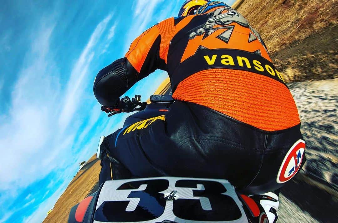 のインスタグラム：「@ericGulbransen GoGo. Wearing #vanson since #1992 #vansonleathers #vanson #armor #hump #mondaymotivation  #leathersaveslives #leathersuit #motorcycle」