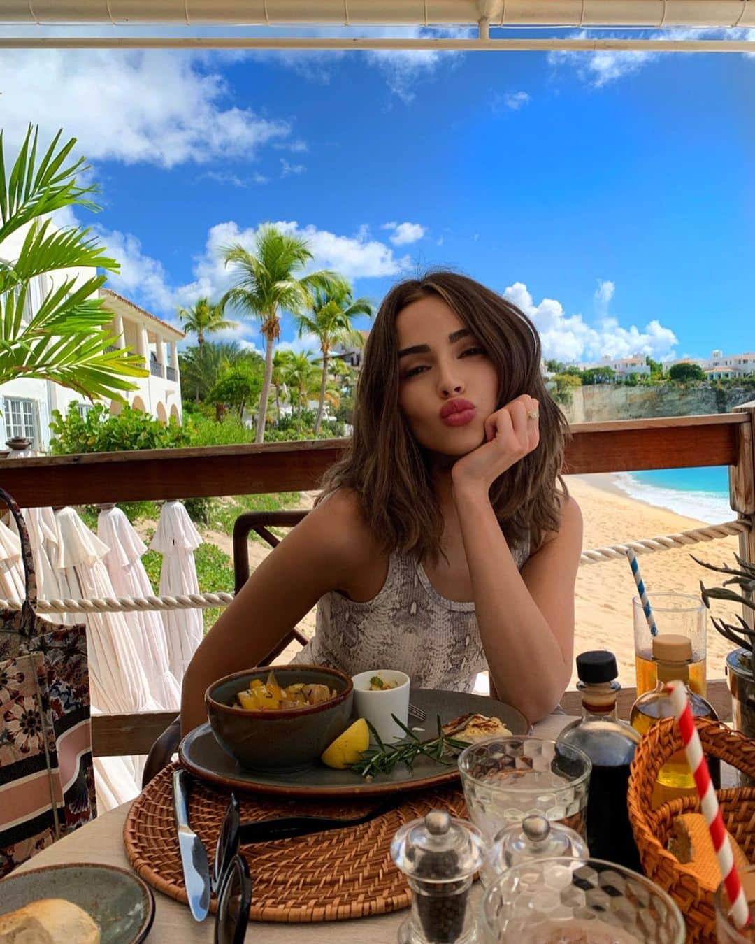 オリビア・カルポさんのインスタグラム写真 - (オリビア・カルポInstagram)「The view was horrible but at least the food was good!」11月19日 6時22分 - oliviaculpo