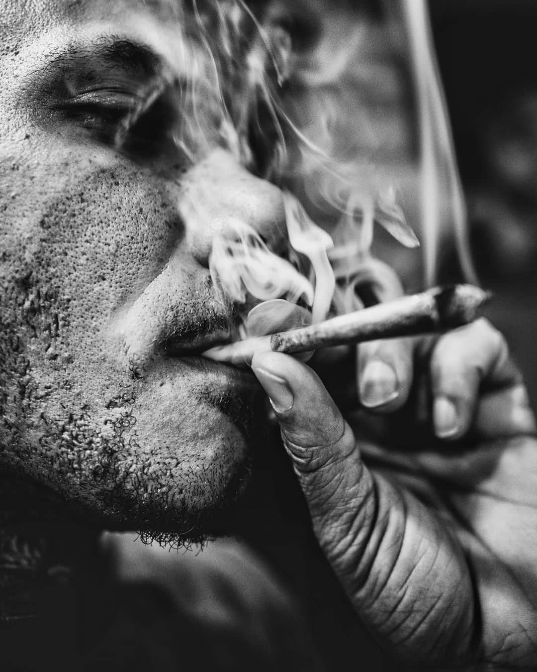 ユージン・バードのインスタグラム：「Craig | All The Smoke #leica #leicaq2 #bw #portrait #byrdtography #inmybag」