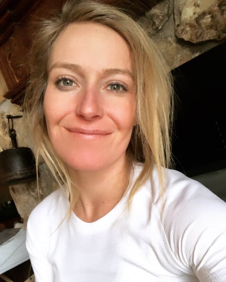 ジェイミー・アンダーソンのインスタグラム：「Jamie Louise checking in from Canada ❤️ Inspired by this movement to show your true self, your true beauty without any filters, being comfortable and confident in yourself is the most beautiful thing you can do ... #AsSheis thanks @juliamancuso for inspiring me by your realness on the daily 🙏 I nominate @leticiabufoni @klaudiamedlova @siljenorendal」