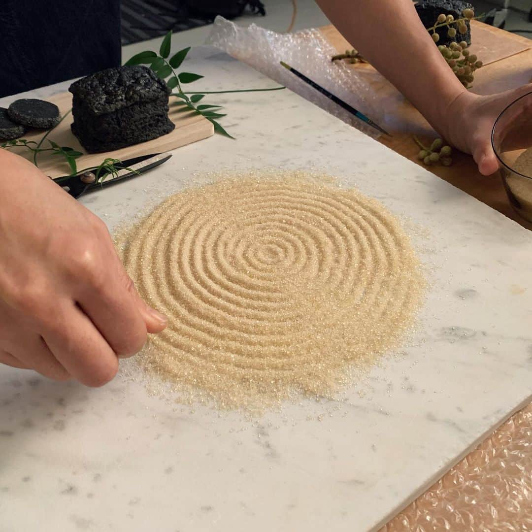 MEGのインスタグラム：「お砂糖で禅ガーデンを作るの巻、メイキング。」