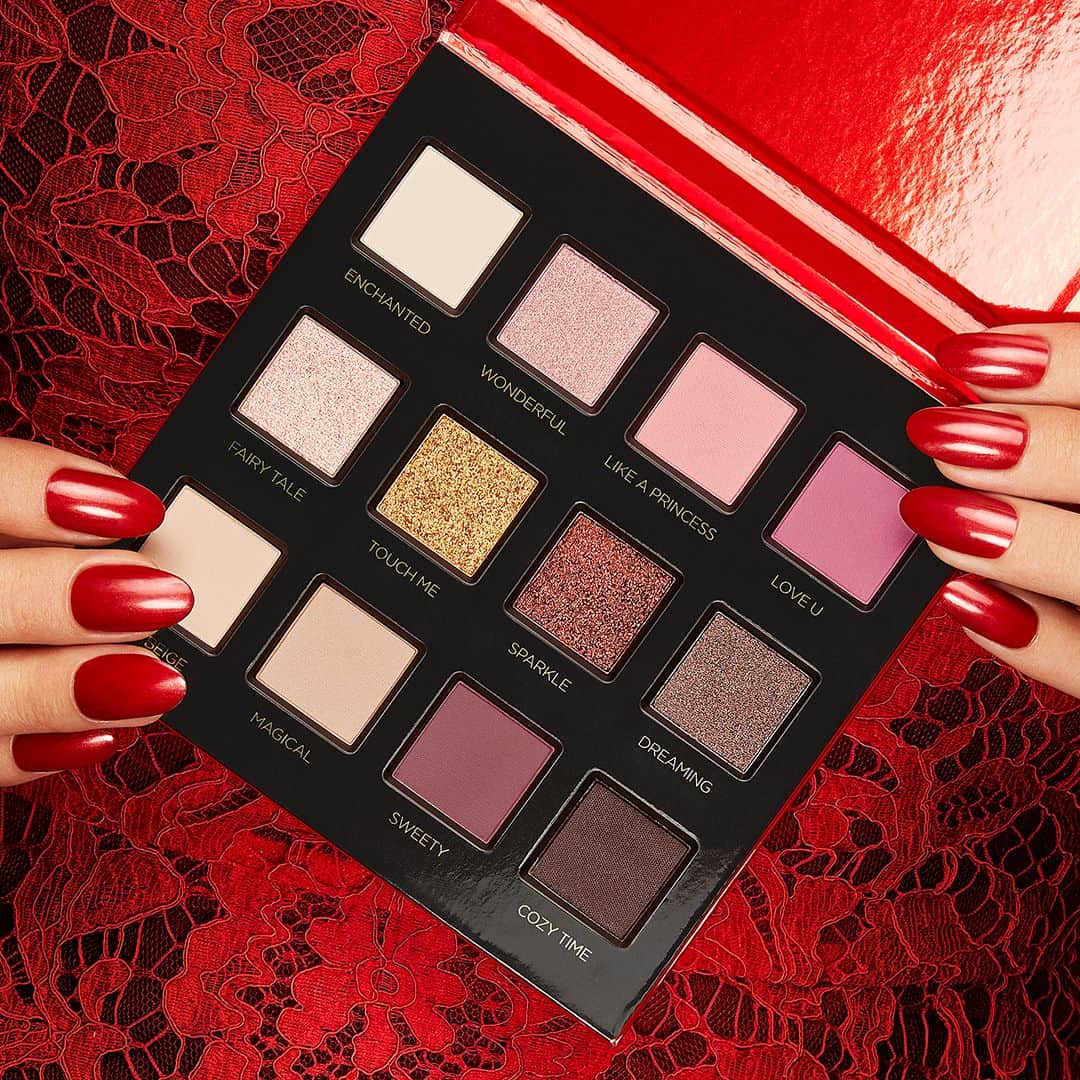 KIKO MILANOさんのインスタグラム写真 - (KIKO MILANOInstagram)「The perfect surprise for makeup lovers looks like this Eyeshadow Palette with 12 shades in matte, metallic and pearly finishes 🎁 #KIKOMagicalHoliday Maxi Eyeshadow Palette - Nail Lacquer 01」11月19日 6時45分 - kikomilano