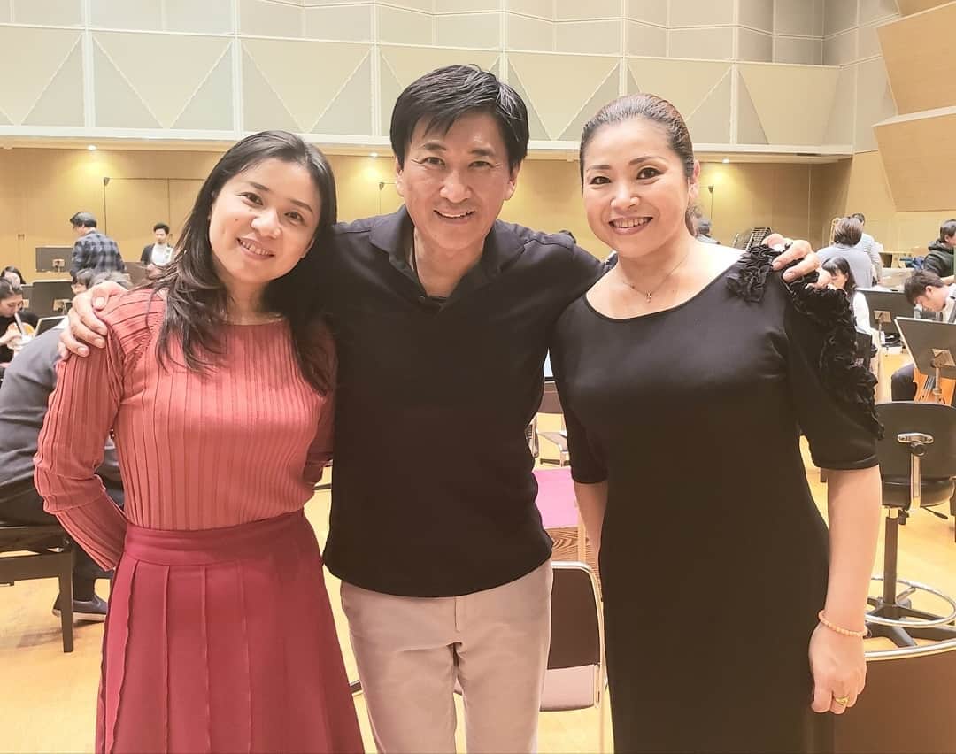 藤岡幸夫のインスタグラム：「本日１９日シンフォニーホールで関西フィルと本番❗ 二大ソプラノ&豪華キャストで学生無料‼️ ヴァイオリン大学１年の谷本沙綾さんはオケと演奏するのが初めてでシベリウス。どんどん進化しそう！世界的マリンバ奏者の大森香奈さんと再会も嬉しい。関西が誇る二大ソプラノ石橋栄実&並河寿美は圧巻！素晴らしい！  とにかくこの豪華プログラムで学生無料は素敵‼️ チケットまだあります🎵」