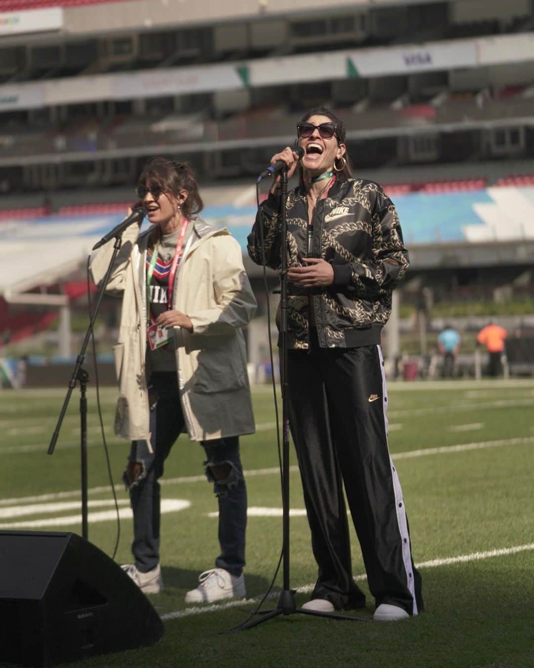 Ha-Ashさんのインスタグラム写真 - (Ha-AshInstagram)「SOUNDCHECK para el partido de CHIEFS vs CHARGERS de #MondayNightFootball ❤️💙 ! @nfl @nflmx 🏈 🎤💃🏼💃🏻」11月19日 6時45分 - haashoficial