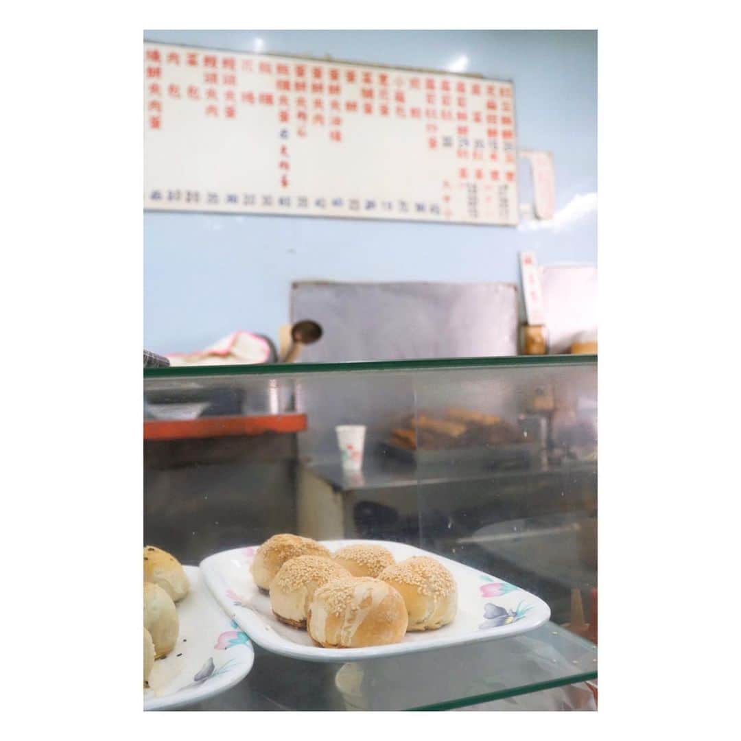 大原由美子さんのインスタグラム写真 - (大原由美子Instagram)「・ 皆さま、おはようございま〜す♬ 「trip台湾🇹🇼」 2日目の朝は台北をぶ〜らぶら❤︎ ホテルで朝食を食べて…さあ出発〜♬ 食べたばかりなのに朝市に行くともう食欲が〜！（笑） 食べてみたかったものを早速食べましたよ♬ 台湾での朝の定番と言われているもの〜❤︎ 「鹹豆漿（シエンドウジャン）」 お豆腐がおぼろ状になっていて揚げパンが入っています❤︎ 酸味があって不思議なお味。。。🤔 でも美味しくてサラサラっと食べてしまいました❤︎ はじめてのものを食べられて嬉しかったっ♬ お店の雰囲気やメニューもパシャリしましたので… 上の⬆︎picを横に⇒どんどんswipeしてくださいね〜❤︎ ・ #台湾#海外旅行#台北#鹹豆漿#台湾朝ごはん#台北グルメ女子#お洒落さんと繋がりたい#台湾好きな人と繋がりたい#モデル#写真を撮るのが好きな人と繋がりたい#カメラ女子#trip#model#カフェ巡り#台湾美食#台湾旅行#台湾観光スポット#台湾観光#ファインダー越しの私の世界#Taiwan#CanonEOSKissX9i #フォトジェニック#photogenic#台灣#台湾女子旅#ファッションモデル#台湾グルメ女子#台湾カフェ#かふぇすたぐらむ#一眼レフ」11月19日 7時05分 - oharayumiko0228