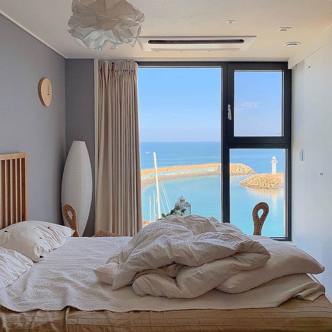 Airbnbさんのインスタグラム写真 - (AirbnbInstagram)「Superhost Joy’s breezy apartment is the perfect place to rest up for adventures in Hallasan National Park—or for an exhaustive study of the best haemultang (seafood stew) in town. In either case, be sure to get up early enough at least once to watch the sunrise from the lighthouse in the distance.  Photo: @soyppi」11月19日 7時05分 - airbnb