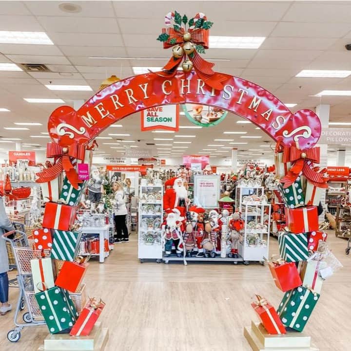 のインスタグラム：「It’s beginning to look a lot like Christmas, everywhere we go 🎄 Have you started decorating for the holidays yet? (📸: @lifeoncrosscutway)」