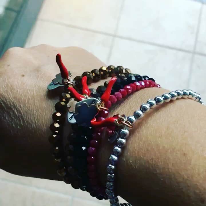 メイデンアートのインスタグラム：「Lucky charms bracelets with red horn 🌶🍀☘️😍 . Ready to shine? . . . . . #luckyjewelry #lucky #luckyjewels #horn #redhorn #peperoncino #luckybracelet #luckygirl #luckybracelets」