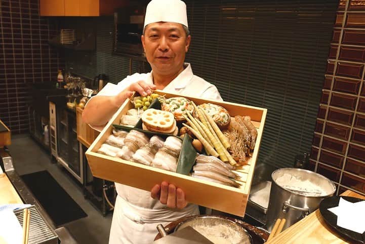 福岡グルメ 福岡ランチ「デビログ」さんのインスタグラム写真 - (福岡グルメ 福岡ランチ「デビログ」Instagram)「大名にある『天ぷら たかだ』に伺った。 ここは寿司と天ぷらの両方が楽しめてしまう、なんとも嬉しい店だが、こんな大人な店が大名にあるのは知らんやった💦 オープンしたのは2019年9月らしいので、まだ最近やね。 店主の高田さんは海外での和食経験が長いらしく、英語も話せるようなので、海外からの客人をもてなすにはいいかも👌 料理は1万円（税別）のコースのみで、品数は20品くらい。 2日前までの完全予約制とのこと。 ここでは日本のワインやスパークリングが飲めるのだが、日本のワインもなかなかいい感じ。 もちろん日本酒もありますよ。 . 他pic、内観などは「デビログ」に掲載しています。 サイトを見る場合はブラウザで「デビログ」で検索👉 . #天ぷらたかだ #福岡市中央区大名 2-2-57 藤和サンコープ 1F 092-771-2022 18:00～22:00 日曜日（不定休） . ♦️福岡グルメ 福岡ランチを検索できるブログ は「デビログ」で検索👉 ♦️マニアックな情報や本当に美味しいお店情報なら「もっとデビログ」で検索👉 . #福岡天ぷら #福岡寿司 #大名天ぷら #大名寿司 #福岡 #博多 #fukuokapics #fukuoka #fukuokacity #hakata #fukuokarestaurant #fukuokagourmet #IGersJP #ig_japan #福岡レストラン #福岡飲食店 #福岡グルメ #福岡ランチ #福岡ごはん #福岡ご飯 #食べログ福岡 #福岡飯 #福岡食べ歩き #インスタグルメ」11月19日 7時07分 - devi_takahashi