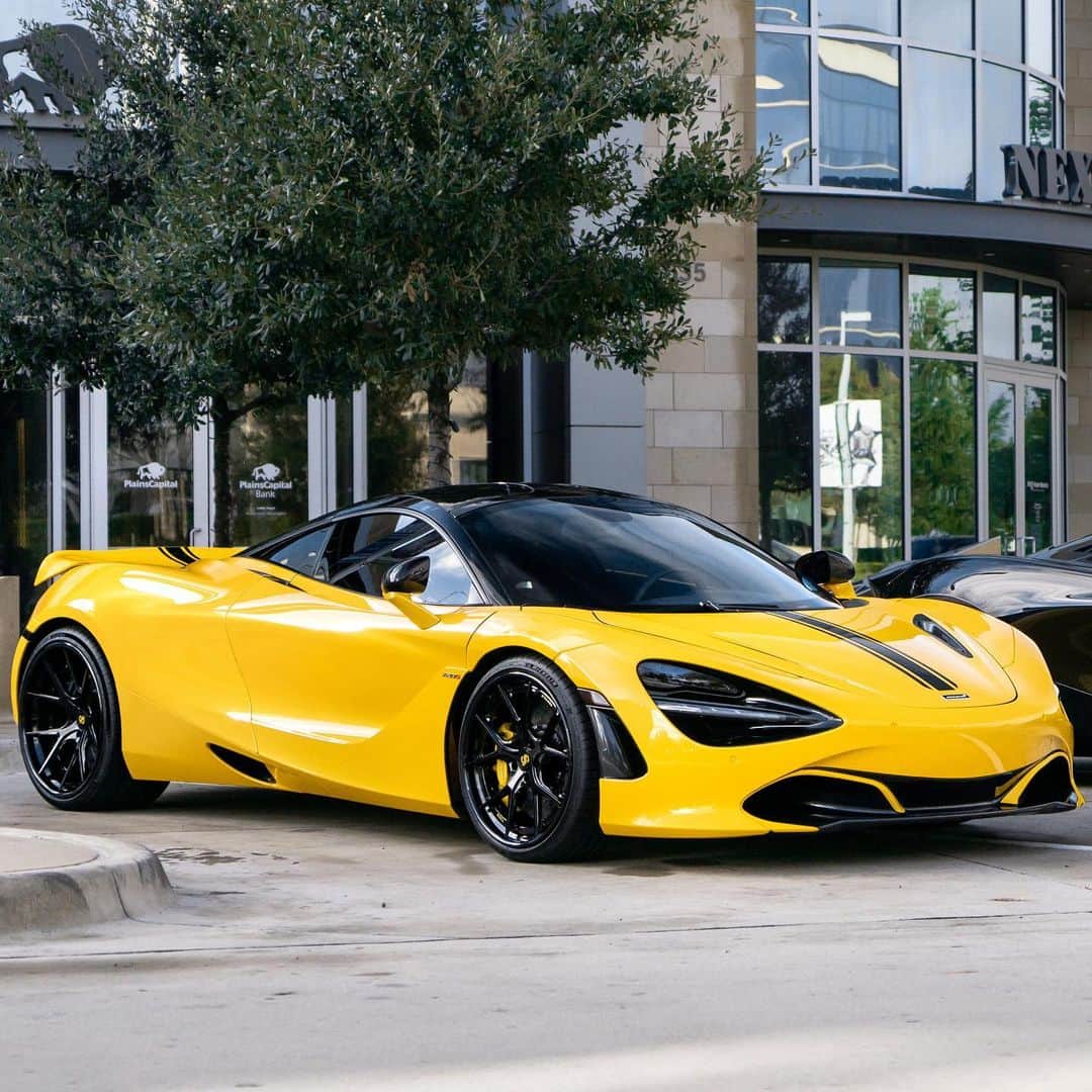 CARLiFESTYLEさんのインスタグラム写真 - (CARLiFESTYLEInstagram)「Yellow McLaren 720S on @strassewheels! 👍🏼or👎🏼? Thoughts on this yellow? #carlifestyle #720s」11月19日 7時11分 - carlifestyle