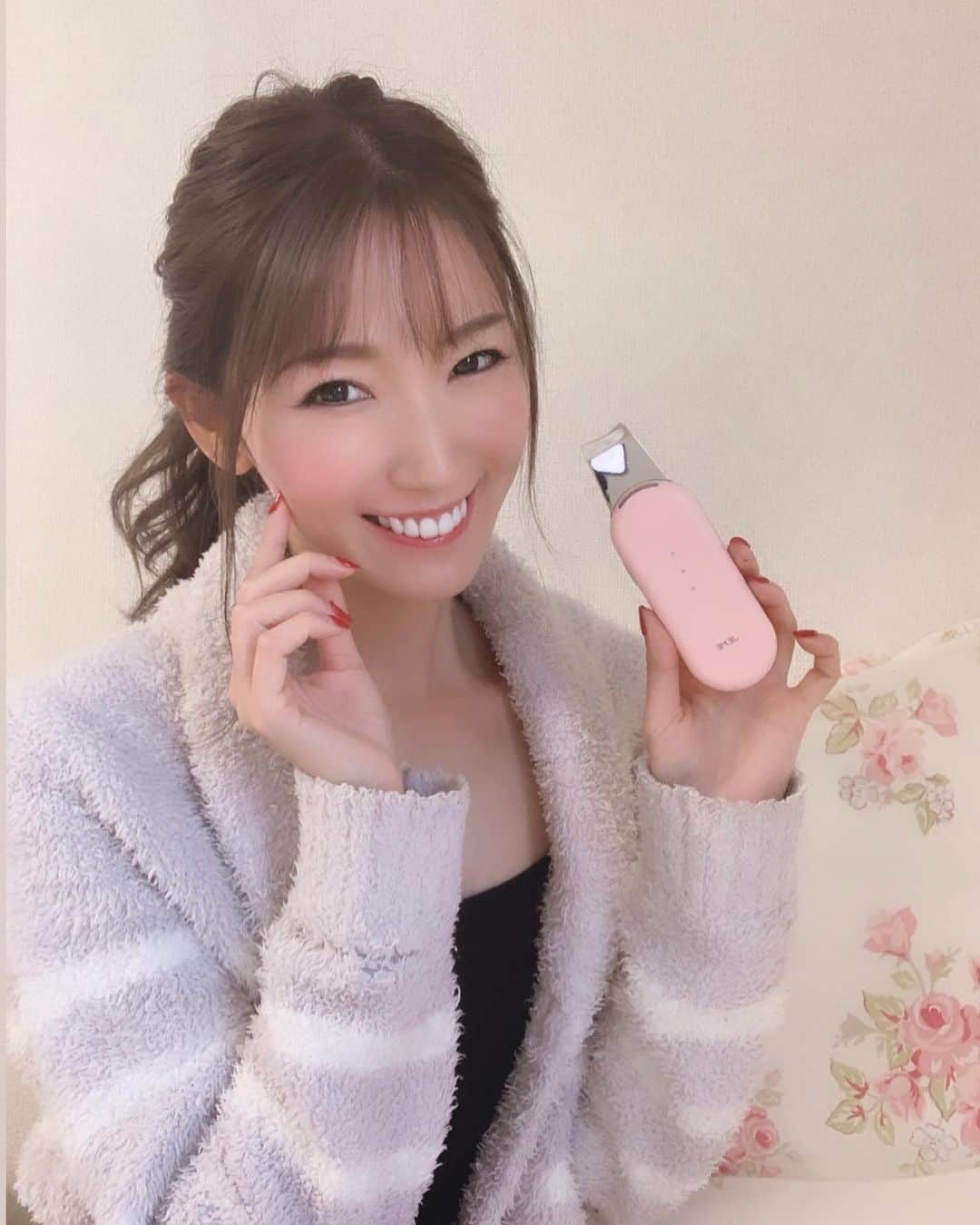 のインスタグラム：「おはようぎょざいます☀️最近朝寒いですね❄️ 冬前にはお肌のケアにより一層力を入れたいところ🥺✨最近 @jemecosmetics_jp の美顔器を使っています！ これ一台でピーリングと美容成分浸透ケアをしてくれるのが嬉しい😆💕めんどくさがりやさんの私でも続いてます💓 見た目も可愛いでしょ〜😍💕 . . .  #美顔器#韓国スキンケア#ピーリング#クレンジング#スキンケア動画#コスメ動画#JEME#JEME_JP#JEME_PIA#JEME_GIA #justeverydayme#dia#jemecosmetics#ジェイミー#ジェイミー美顔器#ピアピーリングディバイス#ジアトーニングディバイス #PR」