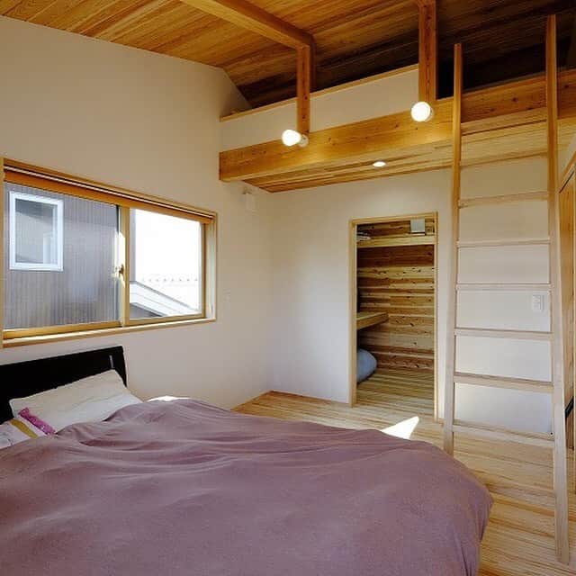 Yasuhiro Arimuraさんのインスタグラム写真 - (Yasuhiro ArimuraInstagram)「ロフトスペースのある寝室。まさに男の城と言えるスペースは、本を読んだり寝転がったり自分だけのプライベートスペースです♫ ---------------------------------------------------- more photos... 👉 @yasuhiro.arimura ---------------------------------------------------- #住まいず #sumais  #注文住宅  #家づくり #マイホーム  #マイホーム計画 #木の家 #ロフトスペース #住まい #新築 #二階建て  #鹿児島 #霧島市 #工務店  #工務店がつくる家  #工務店だからつくれる家  #インテリア  #ロフトのある家  #自然素材 #デザイン  #暮らし #暮らしを楽しむ #シンプルな暮らし #丁寧な暮らし #無垢材  #造作収納 #田舎暮らし #寝室  #instahouse」11月19日 7時24分 - yasuhiro.arimura