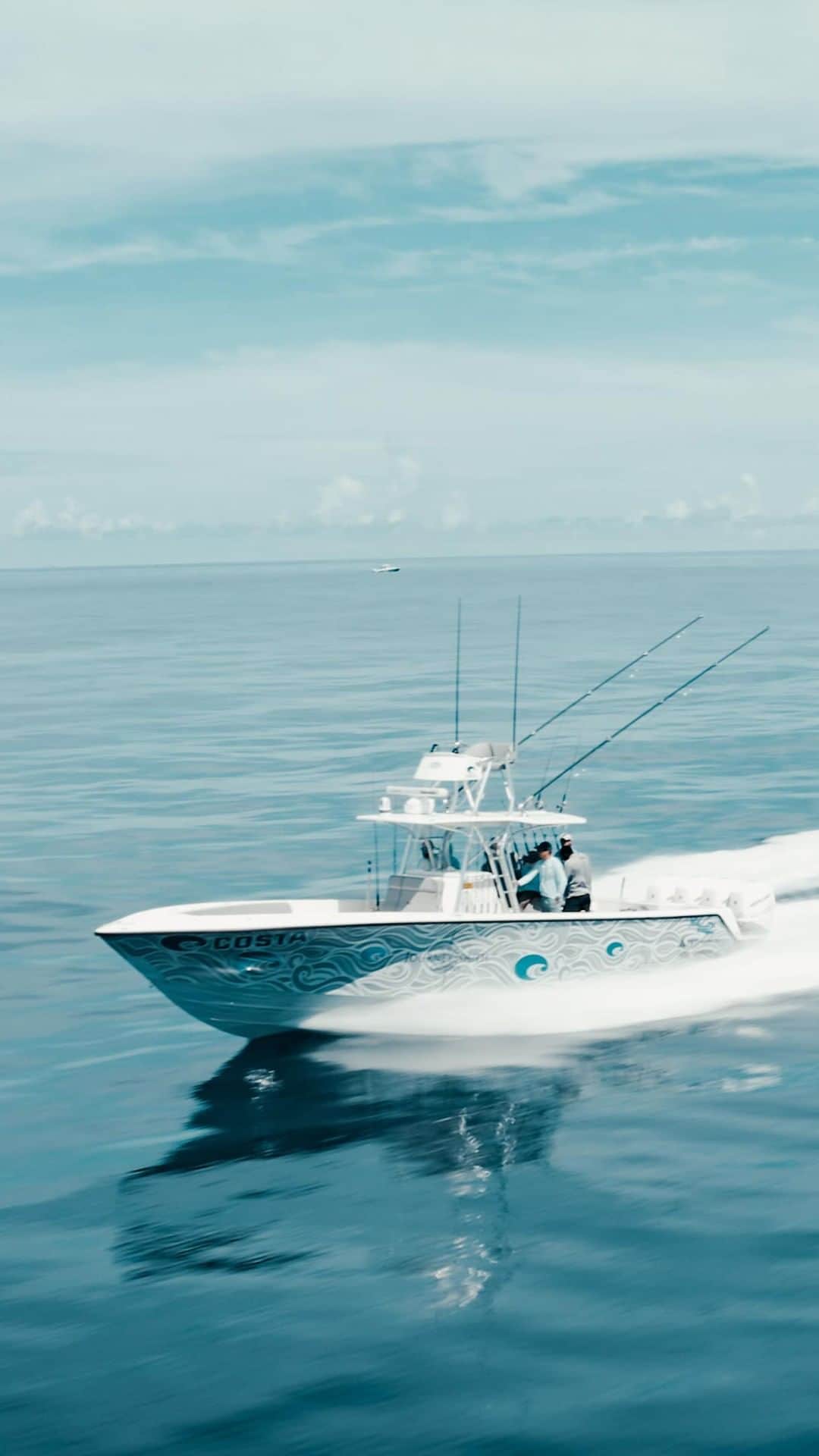 Costa Sunglassesのインスタグラム：「“Getting tags on those fish means so much to their management and conservation.” -Ellen Peel, President @thebillfishfoundation, on their latest effort with the New Orleans Big Game Fishing Club to place satellite tags on blue marlin to learn more about their habitat, migratory behavior and more. We’re proud to partner with @thebillfishfoundation and our friends @journeysouthoutfitters, @yeti and @garminmarine to promote essential science for blue marlin in the Gulf of Mexico. Learn more and get involved at the link in our bio. #SeeWhatsOutThere」
