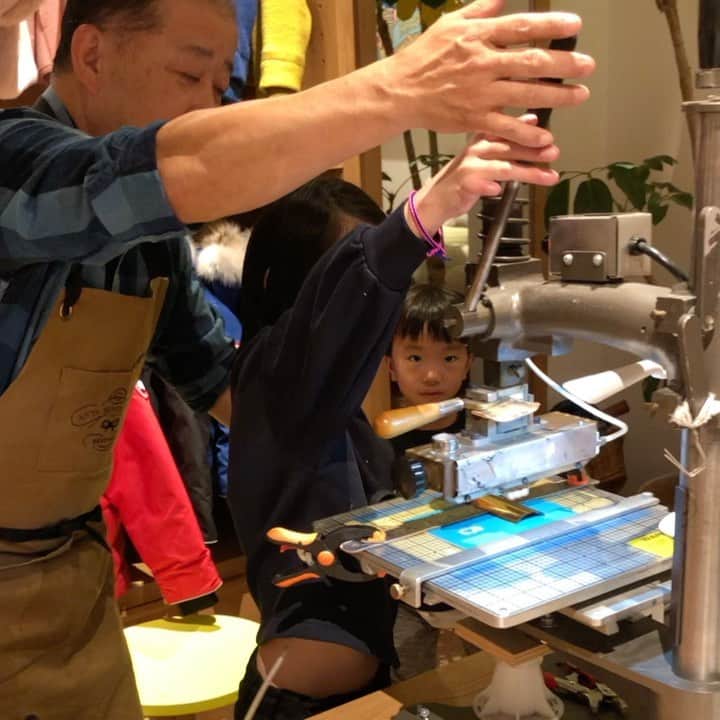 のインスタグラム：「おはようございます。  先日、RonHermanでイベントに参加👭  子どもが書いた、絵やメッセージが そのままポーチやお財布、キーホルダーに 印字され、世界に一つだけのものになる！　 こりゃ行くっきゃないでしょ！ はじめから前のめりな私は、 子どもたちが自由に好きなものを描いて… とはいかず、口出ししまくり🤦🏻‍♀️ 仕上がりは12月、もちろん自分への クリスマスプレゼントにするつもり。 #anyahindmarch #アニヤハインドマーチ  #世界に一つだけ #自分にプレゼント #milka」