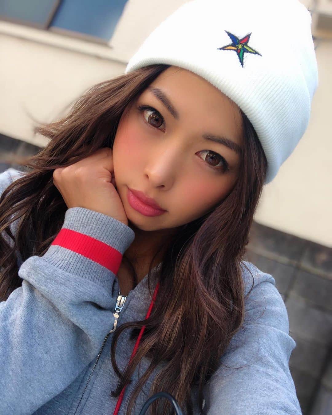 のインスタグラム：「おはようございます❤️ 今日も頑張っていきましょー💕💕 . ニット帽、ジャージお気に入り❤️ @trestar_official . #おはよう #ジャージ #セットアップ #今日のコーデ #スポーツウェア #スポーツコーデ #スポーツ女子 #ゴルフ女子 #ニット帽 #ゴルフ練習 #ジャージ女子 #ニット帽コーデ #あおい夏海 #スニーカー #シューズ #トレスター #trestar #秋コーデ #楽ちんコーデ #サッカー女子 #駐車場 #筋肉女子  #ビジョビ @b_b_j.j」