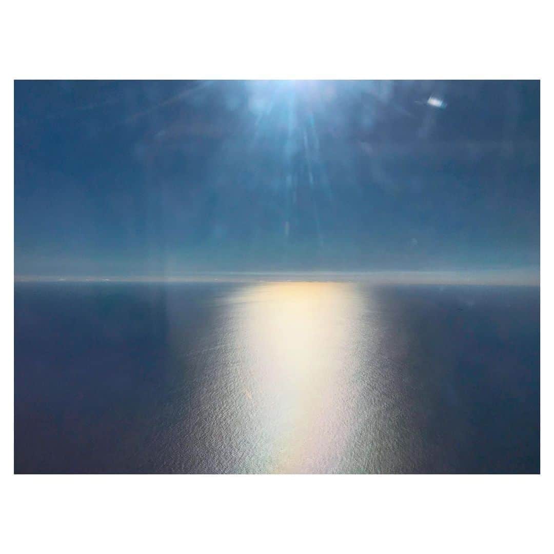荒川れん子のインスタグラム：「Path of light✨ 目の前に現れた光の道。 幸先良さそう！ と思い込む😆 思い込み、大事😜 . .  #hawaii #island #islandlife #hawaiilife #hilife #sky #ocean #trip #airplane #blue #lifeisajourney #goodluck #instahawaii #light #hawaiistagram #lovehawaii #ハワイ #ハワイ暮らし #飛行機 #旅 #イマソラ #カコソラ #空 #海 #青 #ハワイ生活 #思い込み #暗示 とも #😂 #光」