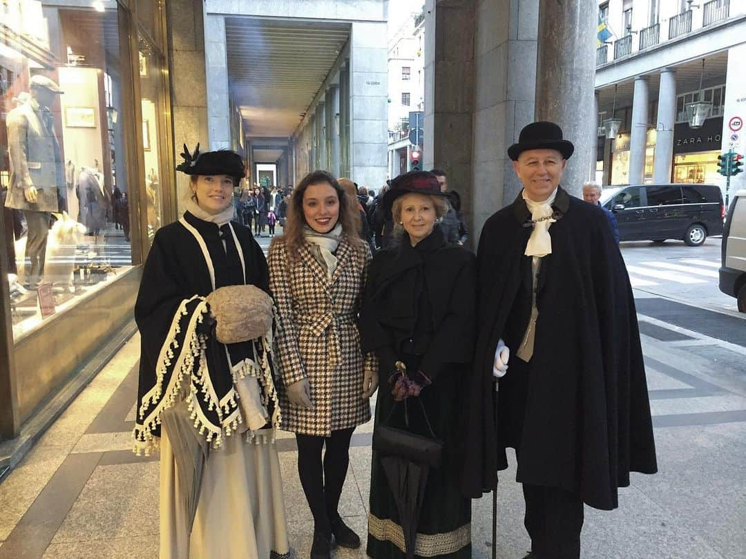 ジャダ・ルッソさんのインスタグラム写真 - (ジャダ・ルッソInstagram)「Passeggiando tra le vie di Torino @historia.subalpina 🥰 #rgiadina#ecampus#relax#city#turin#life#smile#storia#’700#’900#tradizioni#costumi@sabrina.gonzatto @uniecampus  Historia Subalpina: associazione storico culturale con sede a Torino. L'associazione è composta da oltre 25 persone legate da comuni passioni come: - La storia del Piemonte, in particolare quella tra il ‘700 ed i primi del '900. - Le danze di tradizione e di società. - Le tradizioni, i costumi e i valori di un tempo. - La lingua piemontese.  http://www.historiasubalpina.it/about.html」11月19日 7時36分 - r_giadina