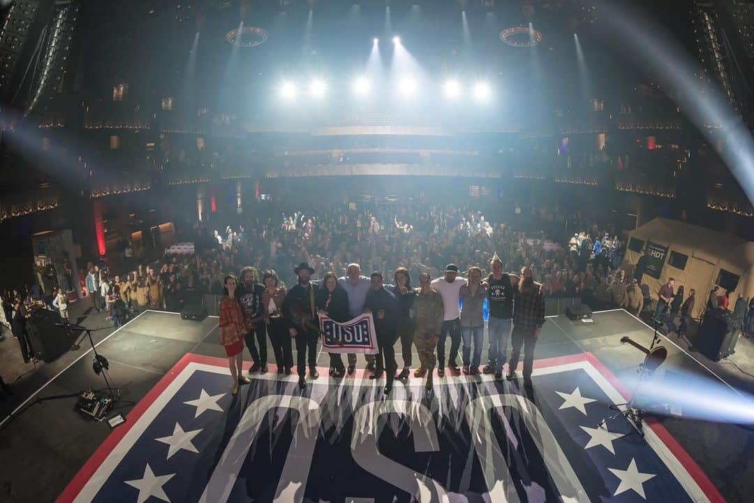 ウィルマー・バルデラマさんのインスタグラム写真 - (ウィルマー・バルデラマInstagram)「Swipe for a look at our #BackstageAtTheUSO SHOW from last Thursday night.. Can’t tell you what an honor it was to host this evening.. #USO」11月19日 7時58分 - wilmervalderrama