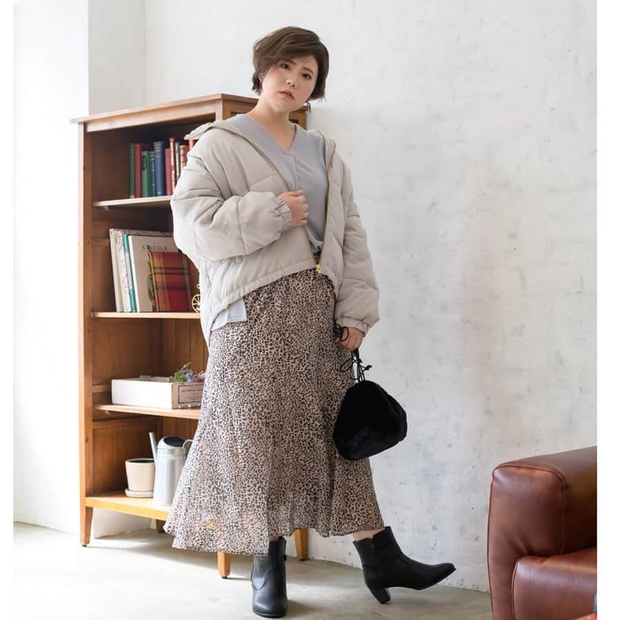 Alinoma公式さんのインスタグラム写真 - (Alinoma公式Instagram)「ㅤ ■Alinomaのショートダウン着回しコーデ ㅤ 定番のダウンは、おしゃれ感と防寒対策に優れたショート丈がおすすめです！トレンドのレオパード柄スカートとのワントーンコーデは、フェミニンな魅力が満載。デニムスカート＋スニーカーきは重くならないスタイリングに。ㅤ ㅤ ㅤ ▼着回しアイテム▼  ㅤ ショート丈ダウンコート：#Ranan ＠ranan_official →L～5L展開 ㅤㅤㅤ ㅤ ▼コーデアイテム▼ ㅤ モデル：Mami @syjkm1009 →3Lサイズ着用／164cmㅤ ㅤ 左： ショート丈ダウンコート：#Ranan ＠ranan_official →L～5L展開 ㅤ ニットソートップス：#GeeRA @geera_official →L〜3L ㅤ スカート：#eur3 @eur3_itokin →LL〜3L ㅤ ファー巾着バッグ：#earthmusicandecology ＠earth__1999 →フリー ㅤㅤㅤ ------------------------- ㅤ 右： ショート丈ダウンコート：#Ranan ＠ranan_official →L～5L展開 ㅤㅤ Aラインスカート：#SMILELAND →80〜122 ㅤ ニットソートップス：#GeeRA @geera_official →L〜3L ㅤ ⇒気になった商品の詳細はプロフィールのURLにありますよ♪ @alinoma_official  URL 〉〉https://bit.ly/2KAEba4 ㅤ ㅤ #アリノマ  #ぽっちゃり #ぽっちゃりコーデ #ラファコーデ #冬ファッション #ぽちゃかわ #今日のコーデ  #アラフォーコーデ #大きいサイズ #着痩せコーデ #着回しコーデ #ぽっちゃりさんと繋がりたい  #ダウン #ショートダウン #レオパード  ㅤ #alinoma #instagood #plussize #autumn #plussizemodel #plussizefashion ㅤ」11月19日 7時50分 - alinoma_official