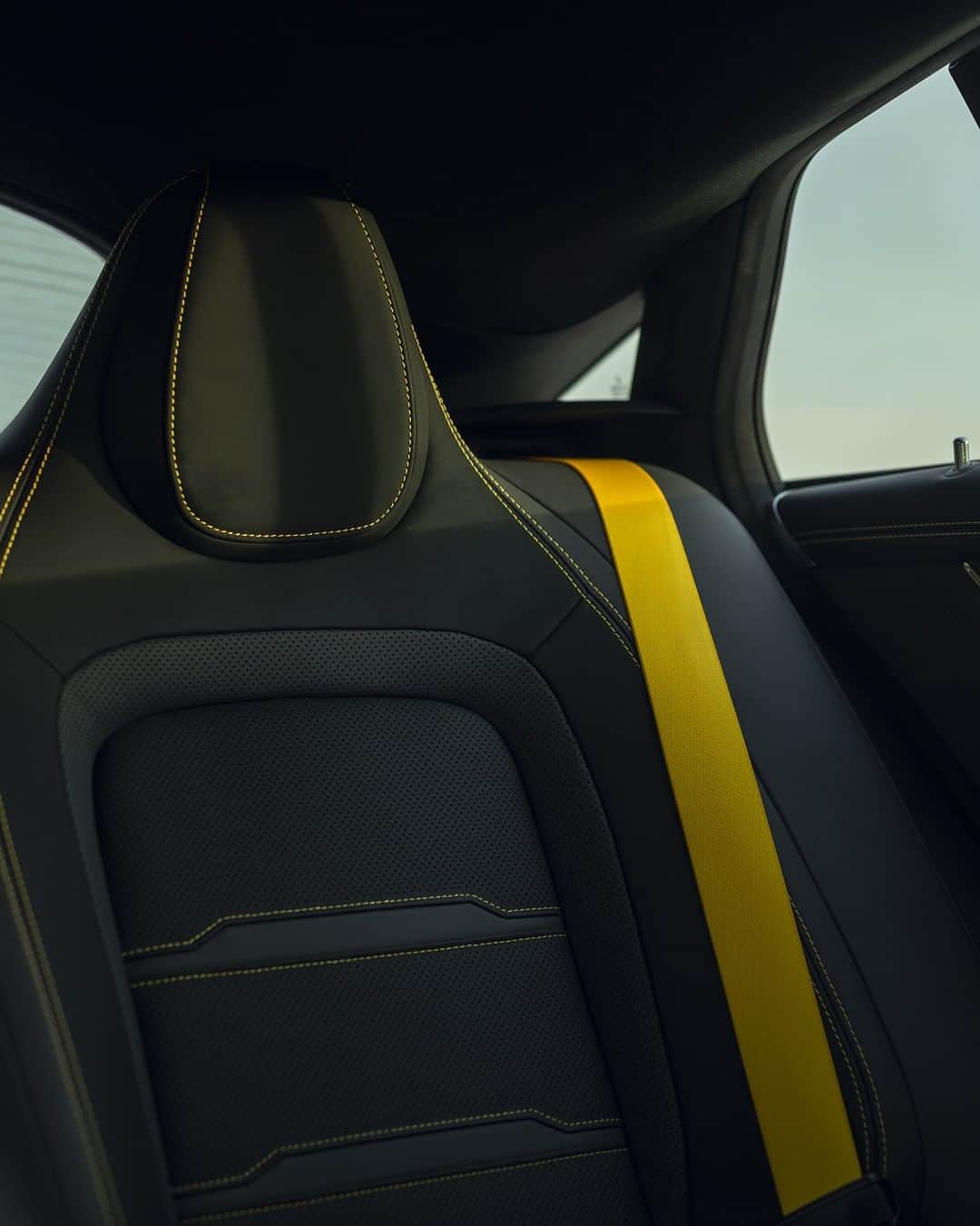 メルセデス・ベンツさんのインスタグラム写真 - (メルセデス・ベンツInstagram)「High-grade materials and craftsmanship quality. The sportily shaped seats inside a Mercedes-AMG feature an optimum seating position and bring true sportscar atmosphere into your cockpit.  #MercedesAMG #Inside #CarsOfInstagram #MBCar #InstaCar 📸 @gs_gijs for #MBsocialcar」11月19日 7時55分 - mercedesbenz