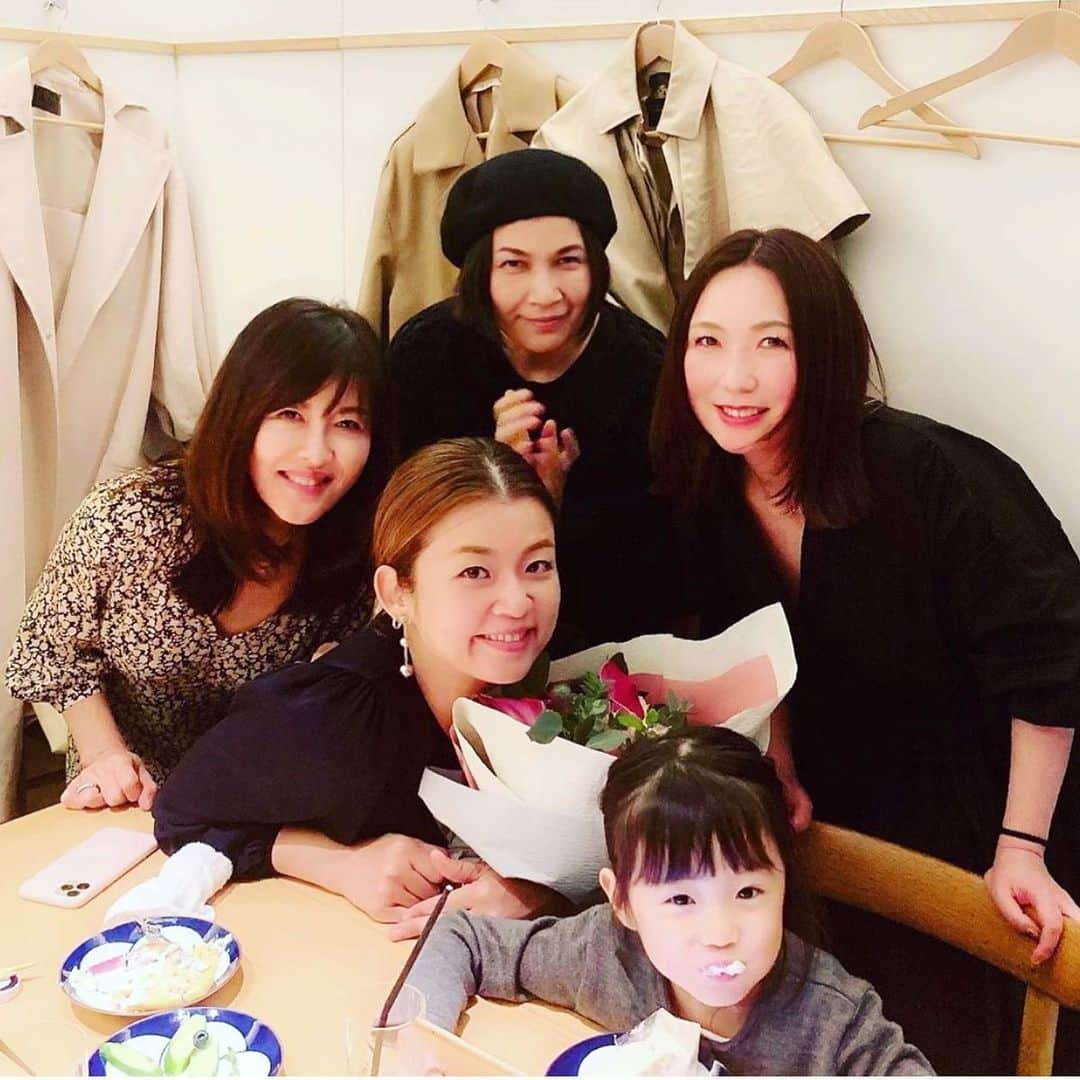 千吉良恵子さんのインスタグラム写真 - (千吉良恵子Instagram)「#先日の #みかりんのお誕生日 を兼ねた#女史会 #鳥蔵 みんなそれぞれのジャンルで益々活躍の場を広げていて進化し続けてる✨ 素晴らしいなあ✨会うと私ももっと頑張らなきゃ❣️と背筋が伸びる思いです⭐️そんな友人がいる事が宝物です✨#ありがとう💕 みくちゃんの成長も会うたびに楽しみ😍💕 #安倍佐和子#ビューティジャーナリスト #高橋ミカ#エステシャン #三浦加納子#ネイリスト #私の周りには素敵な人達ばかり✨」11月19日 8時07分 - chigirakeiko