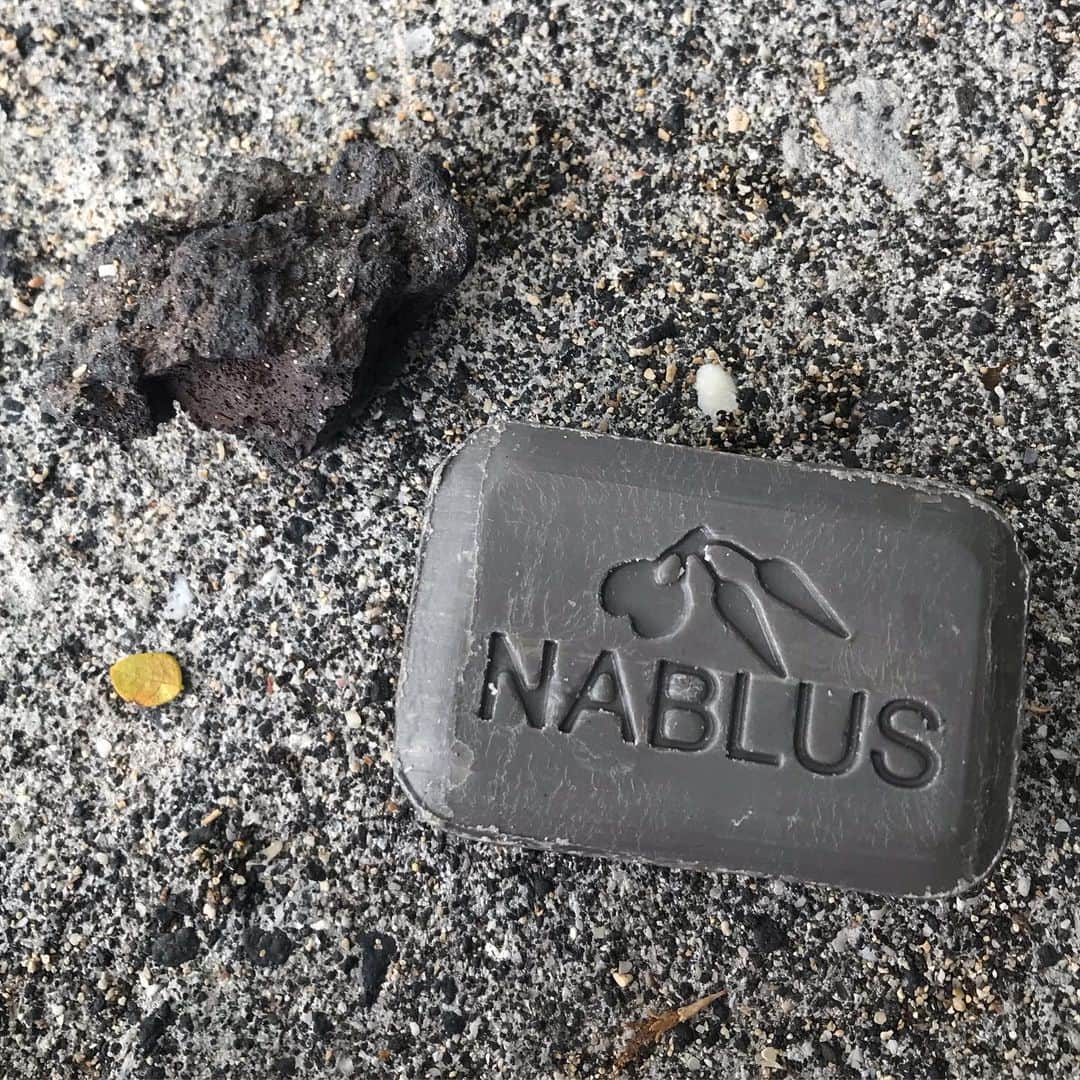 Nablus Japanさんのインスタグラム写真 - (Nablus JapanInstagram)「日焼けした肌に、#死海の泥 肌のほてりや痛みを癒してくれる #オーガニック石鹸です。日焼けをすると、お肌が乾燥し、シワやしみの原因になります。日焼けの後は、必ず#ナーブルスソープ を習慣に！ . . #nablussoap」11月19日 8時28分 - nablus.jp