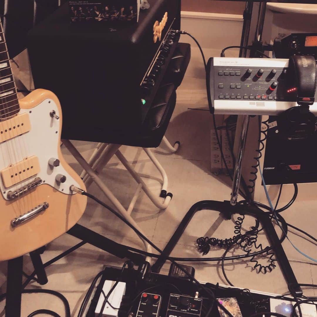 須賀勇介さんのインスタグラム写真 - (須賀勇介Instagram)「アコースティックギター エレキギター ハーモニカ を録音してました。 他にもサックスやパーカッション、ドラム、ベースも録音。 多少の手直しはあるにせよ、ほぼオケ完！  #studio_cms #須賀勇介」11月19日 8時30分 - suga_yusuke