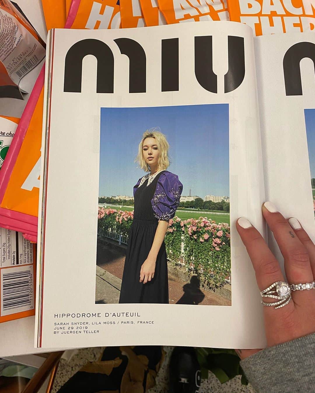 サラ・スナイダーのインスタグラム：「In Vogue at the airport 👍🏼 @kegrand @bitton #juergenteller @miumiu」
