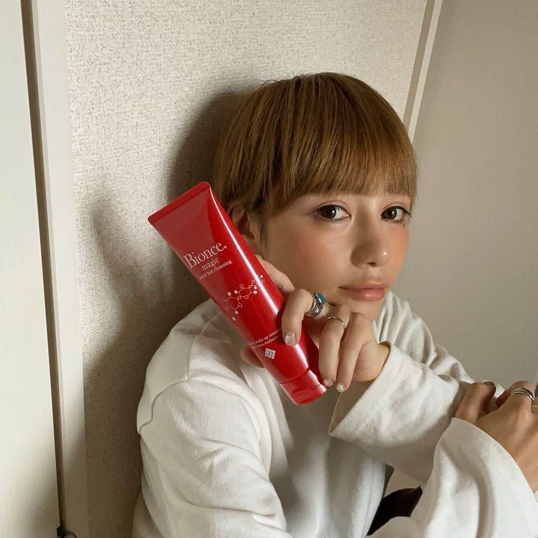 のインスタグラム：「⚪️⚪️⚪️ #bionce #ビオンセ #ホットクレンジング #メイク落とし ・ ・ ・ おはようございます😋✌️ ・ 最近のお気に入り イオンと酵素で落とすクレンジング 「Bionce」マイルドホットクレンジング✨ ・ メイクオフ中にマッサージもできるし 温感＋93％配合の美容成分で うるおいのお肌へ、、、💛 ・ ごしごし擦らずに落ちるのでおすすめです👩‍🦰」