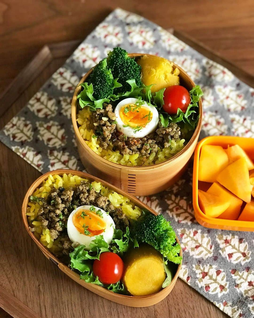 kokochiyoiさんのインスタグラム写真 - (kokochiyoiInstagram)「2019/11/19 火曜日の#お弁当。 茄子と豚肉の#ドライカレー。 いただいものの #安納芋#焼き芋 などなど(甘い❤️)。 ＊ ＊ ＊ ドライカレーは、 玉ねぎと茄子をみじん切りに。 #コリアンダー と#クミン を たっぷり入れました。 味見をした時、 何かが足りない… と思って冷蔵庫をのぞいたら、 ストレートのりんごジュース🍎 があったので、 ええい！入れてしまえ😤 と思って大さじ1〜1.5ほど入れたら 甘みと爽やかさが加わり、 おいしくなった…🤣 嬉しい発見です😍 ＊ ＊ ＊ #カレーの隠し味」11月19日 8時40分 - kokochiyoi