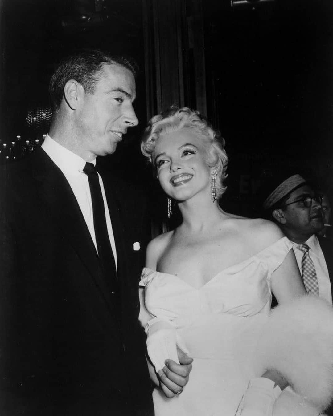 マリリン・モンローのインスタグラム：「The way she looked at him ❤️ Marilyn with her second husband Joe DiMaggio」