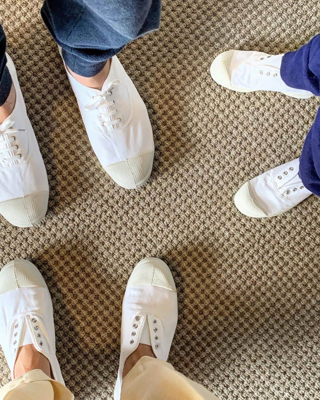 神山まりあさんのインスタグラム写真 - (神山まりあInstagram)「家族みんなでお揃いのスニーカーをゲット☺️👟ベンシモン @bensimon_japan のスニーカーは軽くておしゃれで履きやすい😊家族でお揃いのものってあんまりもってないから嬉しいな〜  #mom #fashion #ベンシモン#monbensimon #shoes #family #goodmorning #whiteshoes」11月19日 8時48分 - mariakamiyama