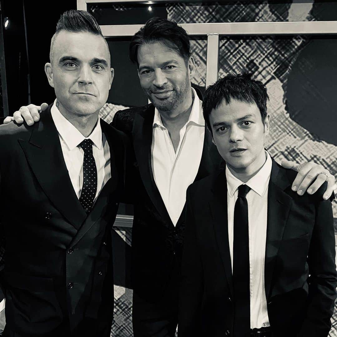 ジェイミー・カラムさんのインスタグラム写真 - (ジェイミー・カラムInstagram)「Down at the @thelondonpalladium for this years @royalvarietyperformance both @robbiewilliams and I trying to play it cool hanging out with the living, breathing legend that is @harryconnickjr」11月19日 8時52分 - jamiecullum