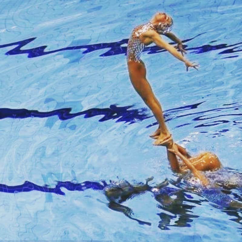 アンドレア・フエンテスのインスタグラム：「“OUR RELATION WITH BODY IMAGE AND FOOD” Welcome to #mondaymotivation by @ermakova.anastasia83 and I! Today we will talk about a delicate topic. I think it’s a very important one, because the majority of swimmers suffer with body image and their relation with food.  I want to tell you and the people who cares about you, that almost the 95% of the artistic sports athletes have a lack of confidence with their bodies. I’ve never seen a team where people was completely happy with their body shape. This is a huge problem in our days, where the image has such a strong power!  I’m not going to solve this problem today, but I’m going to help you to find ways to arrange it.  It‘s kind of sad that half of the world is dying of hunger while half of the world is “dying” to lose weight. It’s just absurd!  We have a difficult challenge everyday, we know that an artistic sport values aesthetics and the current beauty standard is about skinny bodies (starting to change in some parts of the world, but still far from real change). It is like this, and the logic way to solve it is to accept your body and be happy with what you have. But is not so easy right? We also know that we feel much better in the water having less weight and our scores will increase.  There are different kinds of eating disorders. Today I’ll talk about eating more than what you want.  There is the famous emotional eating, which is a way of self-destruction, but the root comes from our education. At least in our generation, our parents and grandparents rewarded us with candies and food. We had an ice cream if we did a good job or a cake if we were sad to forget about the problem. In a lot of families this is still happening, I can see it everywhere “if you do this I will give you a cookie!” the aunt or the grandma coming with sweets, they were taught to give love with sugar. We received this and we also do it with our kids: We want to see this happy face of a toddler when we give him this ice cream. There is not a bad purpose behind, (...) (Keep reading in comments)」
