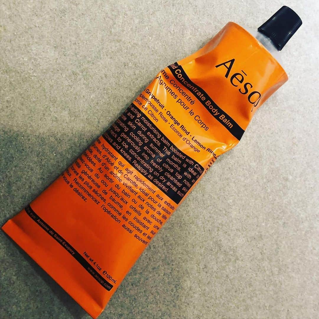 ひうらさとるのインスタグラム：「イソップのお兄さんのトークにほだされて（言い方）ソープのついでに買ったボディバーム。主にハンドクリームに使ってるけど、めちゃくちゃいい香り…。 お兄さんありがとう❤︎ #aesop  #リンドボディバーム」