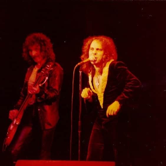 中村松江さんのインスタグラム写真 - (中村松江Instagram)「今日の一曲はRonnie James DioがBlack Sabbath脱退後に結成した自らのバンド、Dioで『Stand Up and Shout』です✨ アルバム「Holy Diver」に収録。 これはもうアルバムのオープニングとして文句無しのかっこいいナンバーです👍 (№75) #歌舞伎#中村松江 #dio #ronniejamesdio #standupandshout #holydiver」11月19日 9時18分 - matsue_nakamuraofficial