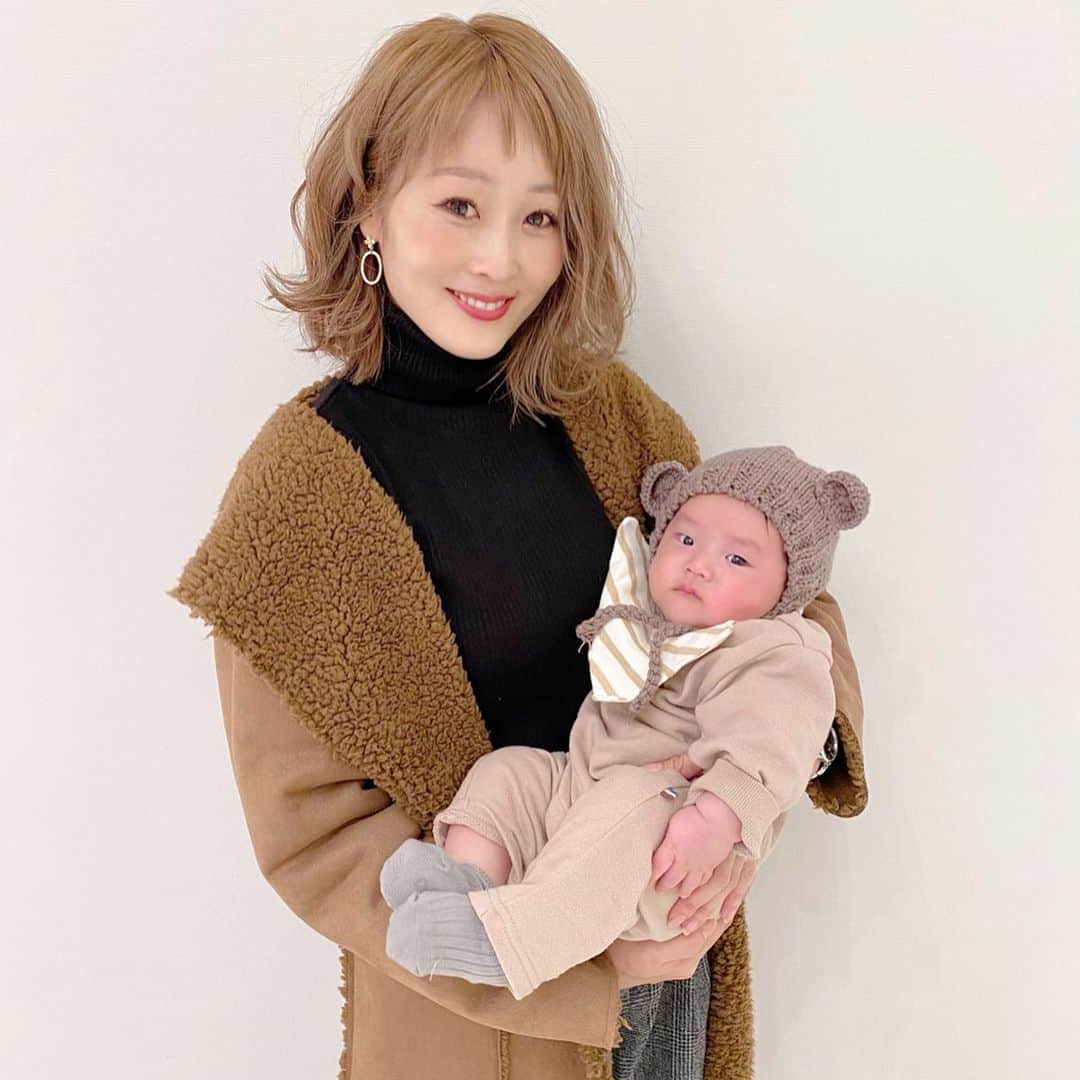 のインスタグラム：「〻baby bear〻 ・ ・ ・ くまさんあらたん🐻目線頂きました☺️💘 日に日に成長してる、手がぷくぷくでついムニムニしちゃう。 ・ 🔎 @real_cube の#フェイクムートンコート  ビンテージキャメルという色で、長めに着たかったからLサイズをチョイス💡 ・ これすっごい柔らかくて気持ち良い☺️💘抱っこ紐の上からボタンを閉められて、包まれてるのが気持ちよかったのかあらたんずっと寝てた🐻zzz ・ 🔎 @wizcloth のタートルニット 🧶 ・ なんにでも合うシンプルなタートルが欲しくて見つけたコレ。プチプラだけどチクチクしないし首の締め付けもなくて良い🙆‍♀️ ・ なんとこれ税込¥1870だよ！そして今日の20時から4時間限定で15%オフ！ ・ 26日まで10%オフになるクーポンが配布されるよ👌他にも可愛いニットとかたくさんあったからチェックしてみてね✨ ・ ・ ・ tops▶ @wizcloth outer▶ @real_cube shoes▶ @a_trend_ld ・ ・ あらたんのロンパースは @grbirthday の。これめっちゃ着せちゃう😂そして最近よだれでビショビショになるからスタイデビュー。これはお祝いで頂いたもの、めっちゃ可愛い♡♡ ・ ニット帽は、ピタッとするのがこれしか無いし、可愛くてヘビロテしてる @_nicodays_ ニュアンスカラーが可愛い靴下は @tsunagu_fj のもの。ここ、めっちゃ可愛い服たくさんでどれもこれも欲しくなるよ🤩 ・ ・ ・ #ファッション#コーデ#fashion#ママ#ママコーデ#プチプラコーデ#大人カジュアル#ヘアアレンジ#mineby3mootd#オン眉#大人可愛い#ジユジョ#冬コーデ#授乳コーデ#産後3ヶ月#ママリファッション#ママリ#シンプルコー#コドモノ#生後3ヶ月#赤ちゃんのいる生活 #158cm#realcube#realcubefashionista #mamagirl#locari#lucrajp#wizcloth#あらたんコーデ」