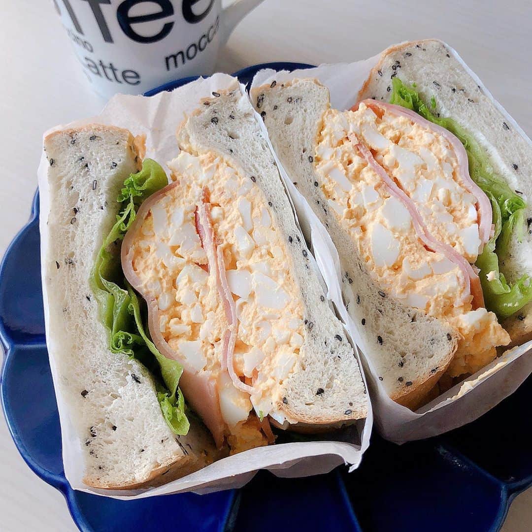 海野ナルのインスタグラム：「おはようございます🌞 朝ごはんにハムエッグサンドを作りました🥪 セサミ大好きなんだな〜♡ さ、 今日もオーディション頑張りたいと思います☺️ #朝ごはん #ハムエッグ #サンドイッチ  #朝食」