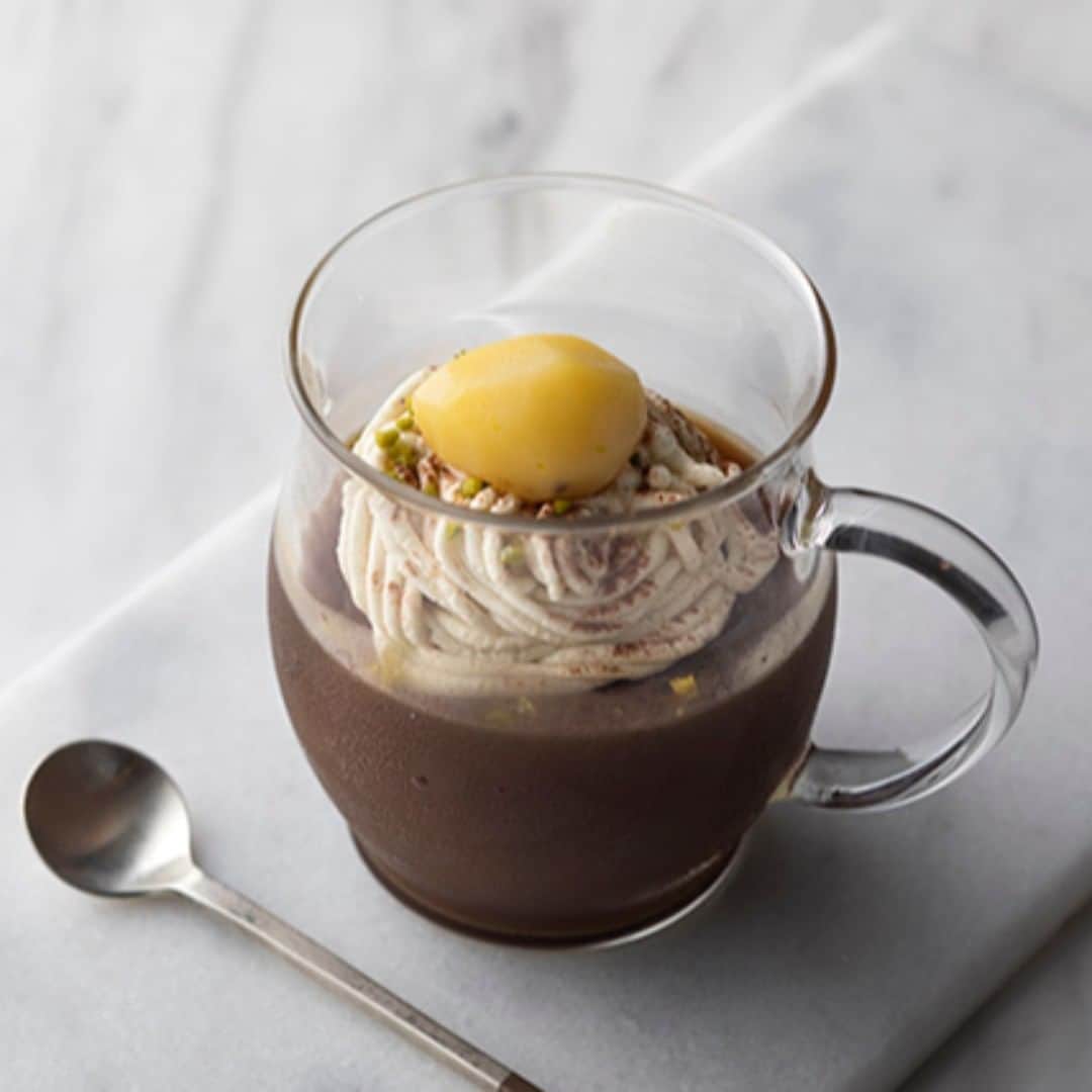 Courtyard by Marriott Tokyoさんのインスタグラム写真 - (Courtyard by Marriott TokyoInstagram)「WAGURI Coffee Jelly The Coffee Jelly featuring GGCo. specialty coffee is a dessert born to answer our customers’ requests. Japanese chestnut paste, whipped cream and a large candied Japanese chestnut rest atop a firm-textured jelly. This dessert is full of autumn flavors that combine the bitterness of coffee and the gentle sweetness of chestnuts.☕🌰🍽️ 和栗コーヒーゼリー GGCo.自慢のコーヒーを使用したコーヒーゼリーは、お客様からのリクエストで誕生したメニューです。しっかりとした食感に仕上げたゼリーに、和栗ペーストとホイップクリーム、そして大粒の和栗甘露煮をトッピングしました。コーヒーのほろ苦さと、栗のやさしい甘みが絶妙な秋味スイーツです。😋 #latte #chestnuts #cafe #coffee #Jelly #コーヒー #カフェラテ #栗 #エスプレッソマシーン #coffeejelly #コーヒーゼリー」11月19日 9時30分 - courtyard_tokyo_station