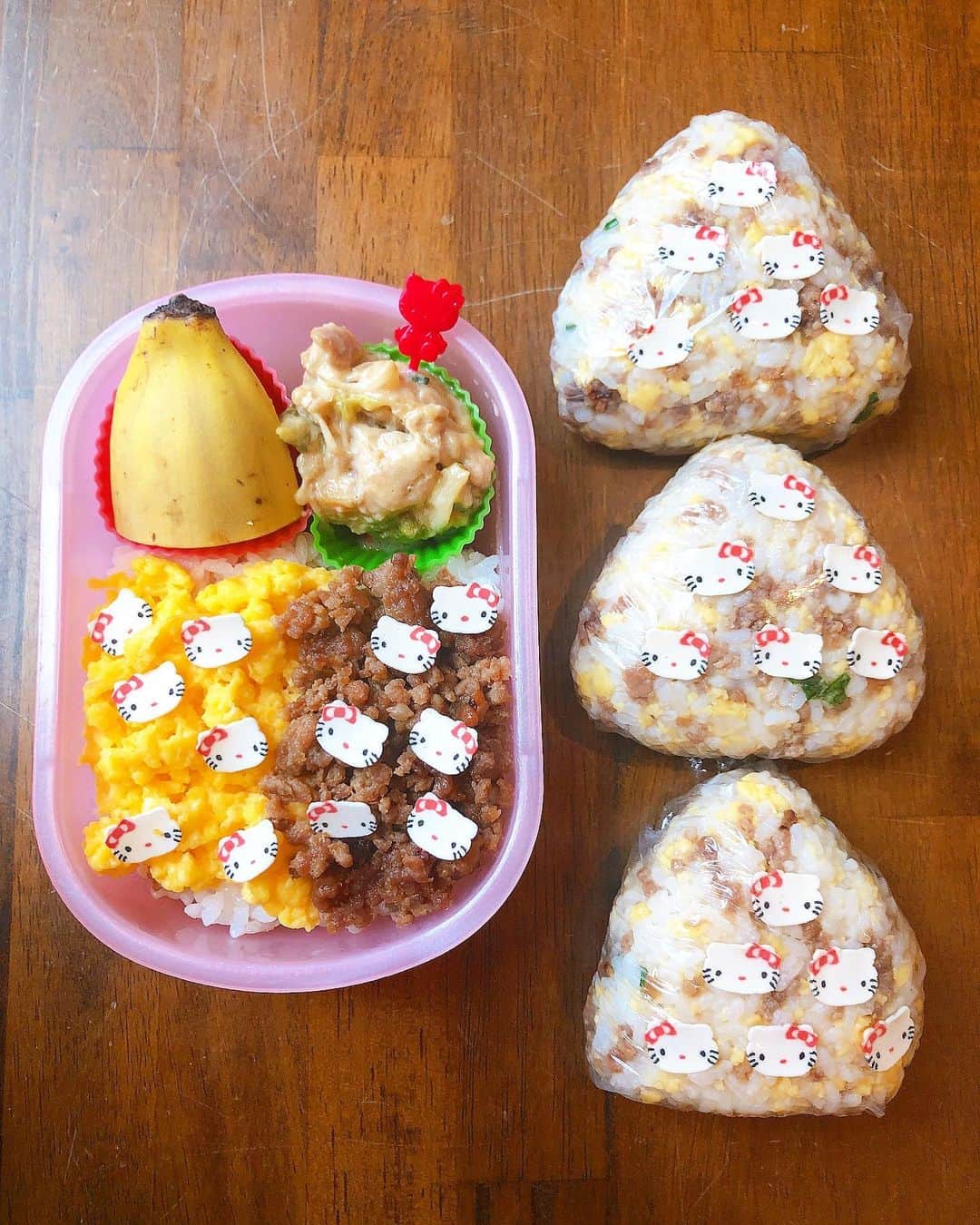 みきママさんのインスタグラム写真 みきママinstagram キティちゃん弁当です キャラフルって言うお魚チップを散らしました 便利だー はる兄も気がつくかな はる兄 いつもおにぎりは勉強しながら食べるから見てないん