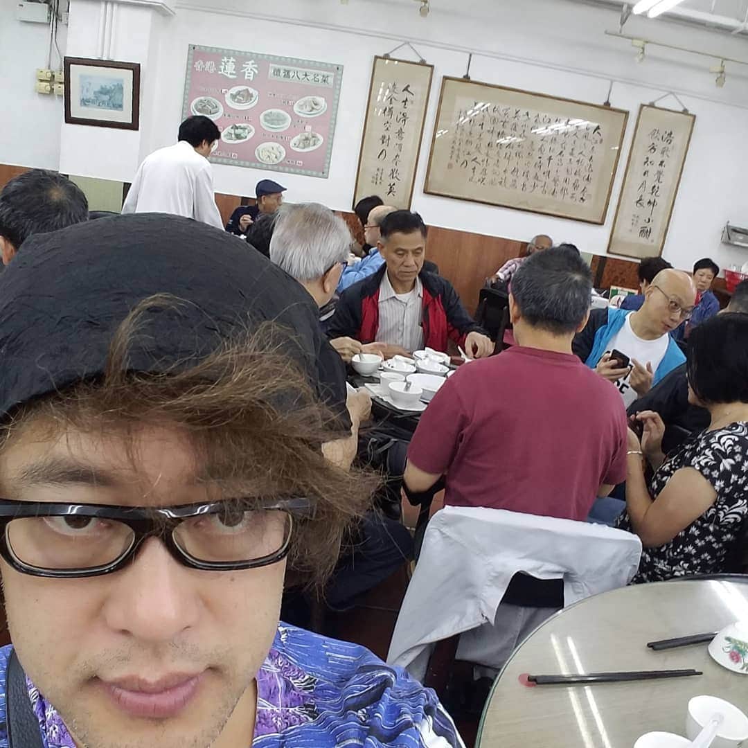 のインスタグラム：「でも朝は飲茶でスタート❗ 早朝からセイロの奪いあいです😱❕ 皆さん超パワフル‼️ メチャウマです🎵 広東語は話せませんが飲茶メニューは読めます💖  #勝田めし #勝田一樹 #kazukikatsuta  #香港 #香港中環 #蓮香茶室  #フォトグラファー勝田 #leicamonochrom #summilux21mm #ディメンション #dimensionjazz」