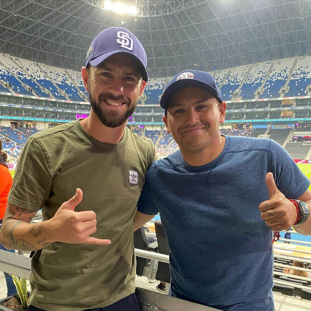 ミゲル・ラジュンのインスタグラム：「Like para que el chupete de la suerte te acompañe lo que queda del año!!! . 🤣🤙🏻😜 .  Un gusto saludarte crack @humbertoandresss !!! #Rayados #LaPandilla」