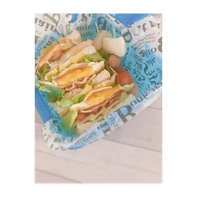 前田ゆかのインスタグラム：「今日のお弁当は BLTサンドともんげーバナナ🍌 ＊ ＊ なんともこのバナナ、皮まで食べれるというから驚き！ 一度食べてみたくて岡山から送っていただきました😋 ＊ 食べごろのサインの シュガースポット、ポツポツの茶色が表れたので今日が食べ頃☺️ ＊ 無農薬だから皮までおいしい希少な もんげーバナナ大事に大切にいただきます〜😋 #お弁当#男子弁当#高校生男子 #bento#グルテンフリー#グルテンフリーパン#BLTサンド#モンゲーバナナ #岡山#天満屋」