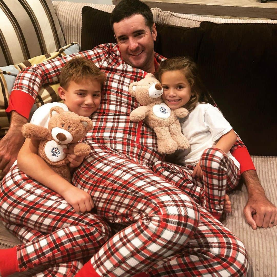 バッバ・ワトソンさんのインスタグラム写真 - (バッバ・ワトソンInstagram)「Enjoying family time with my favorite duo.... and some furry new friends! 🐻In honor of #NationalAdoptionMonth @jockey is selling these bears and 💯% of the money goes to the @jockeybeingfamily foundation so go buy one... or 3 or 5! Not only are they cute, they also help children find their forever families! #BubbaWatsonForAdoption🙋🏻‍♂️ #JockeyBrandAmbassador [link in bio]」11月19日 10時03分 - bubbawatson